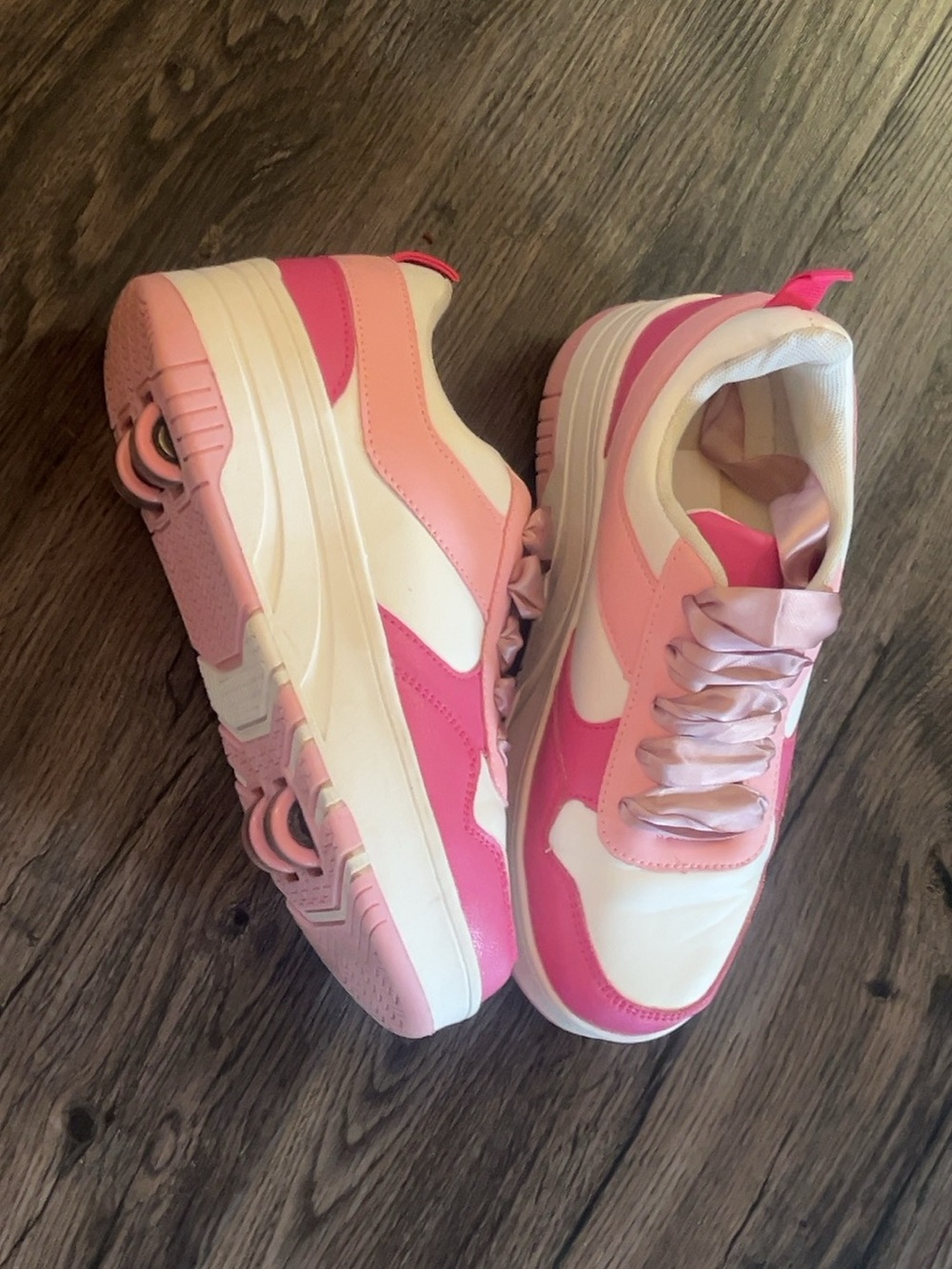 ROLLERSKATE SHOES! Size  37 (EUR) 
Woman’s 6.5 (US)